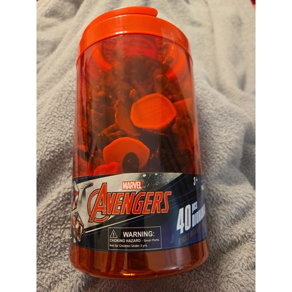 MARVEL Avengers 40 pcs Dioramas Heroes With Different Poses.  Carry Handle New